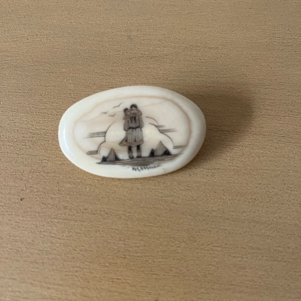 2- Alaskan Scrimshaw Native Brooches Signed by Artist - Picture 3 of 5